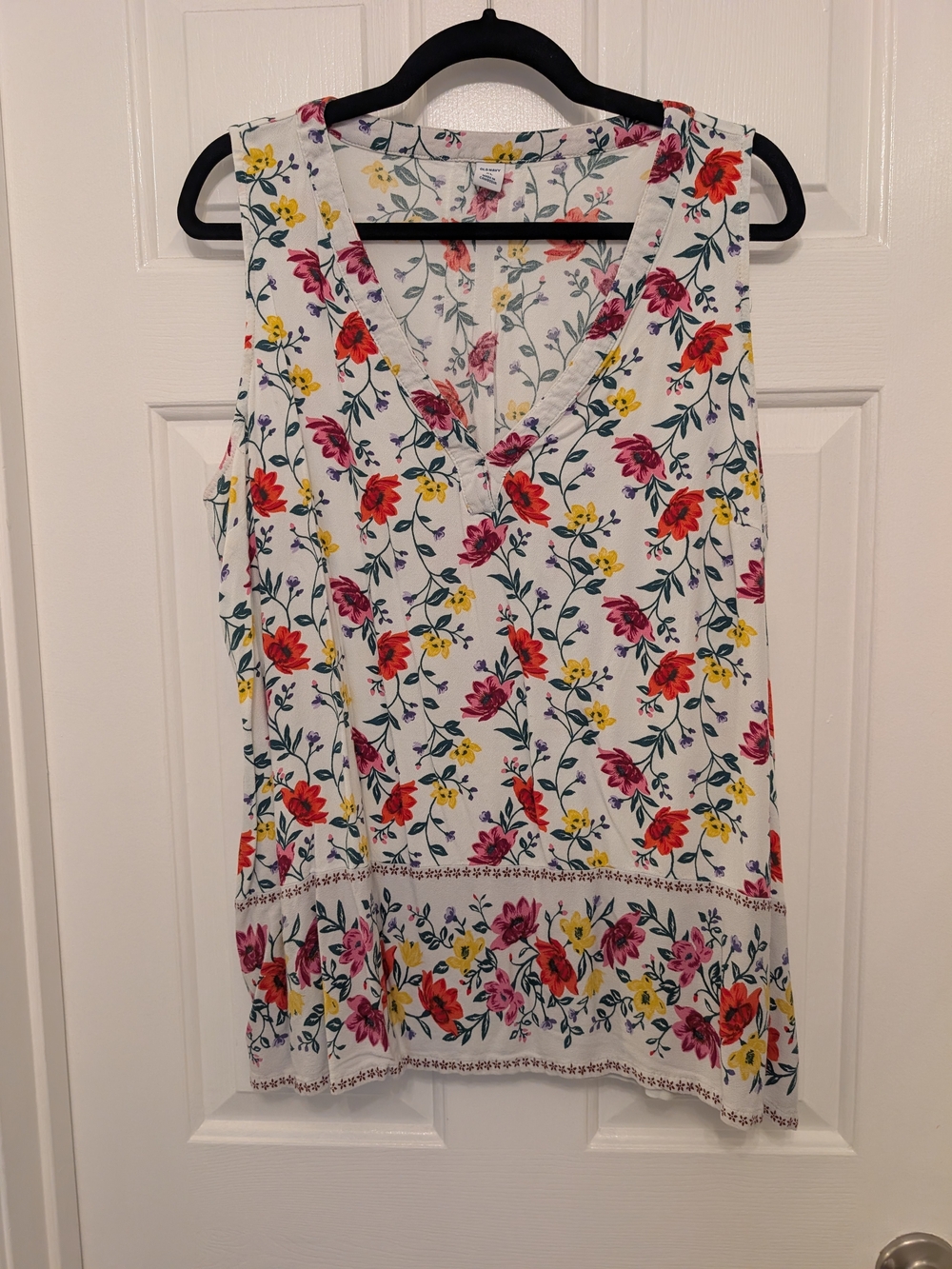 Old Navy White Floral Sleeveless Relaxed V-Neck Blouse in Size XL